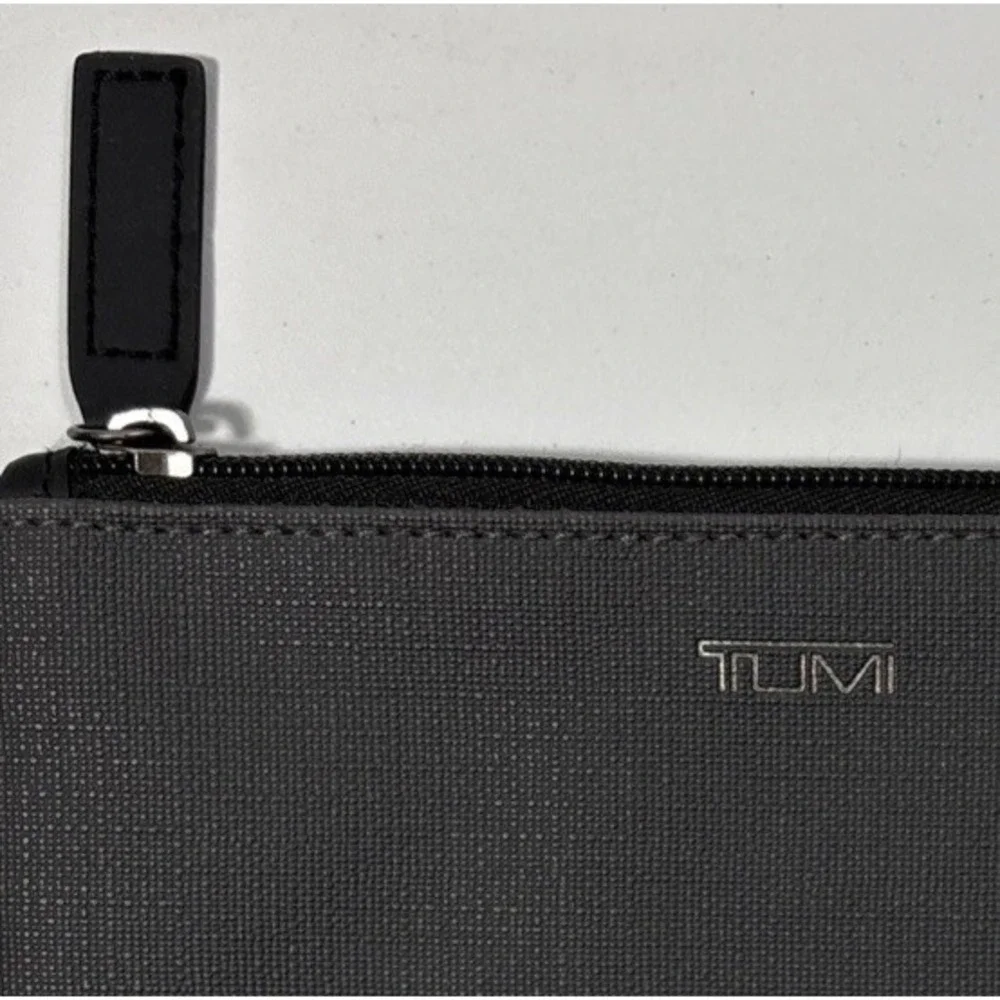 Tumi Delta Air Line Amenity Kit Gray Textured Zippered Travel Pouch Cosmetic EUC